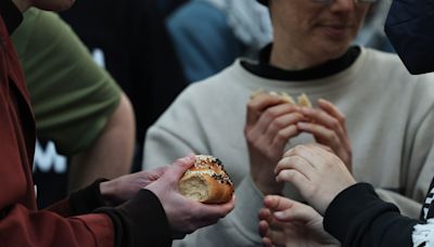 At U. of C. encampment, Jewish organizers explain significance of their anti-Zionist Shabbat service