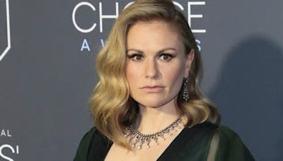 Anna Paquin, malattia misteriosa che sta preoccupando i fan. Sul red carpet col bastone