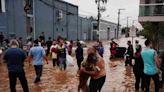 Guaíba volta a inundar Porto Alegre