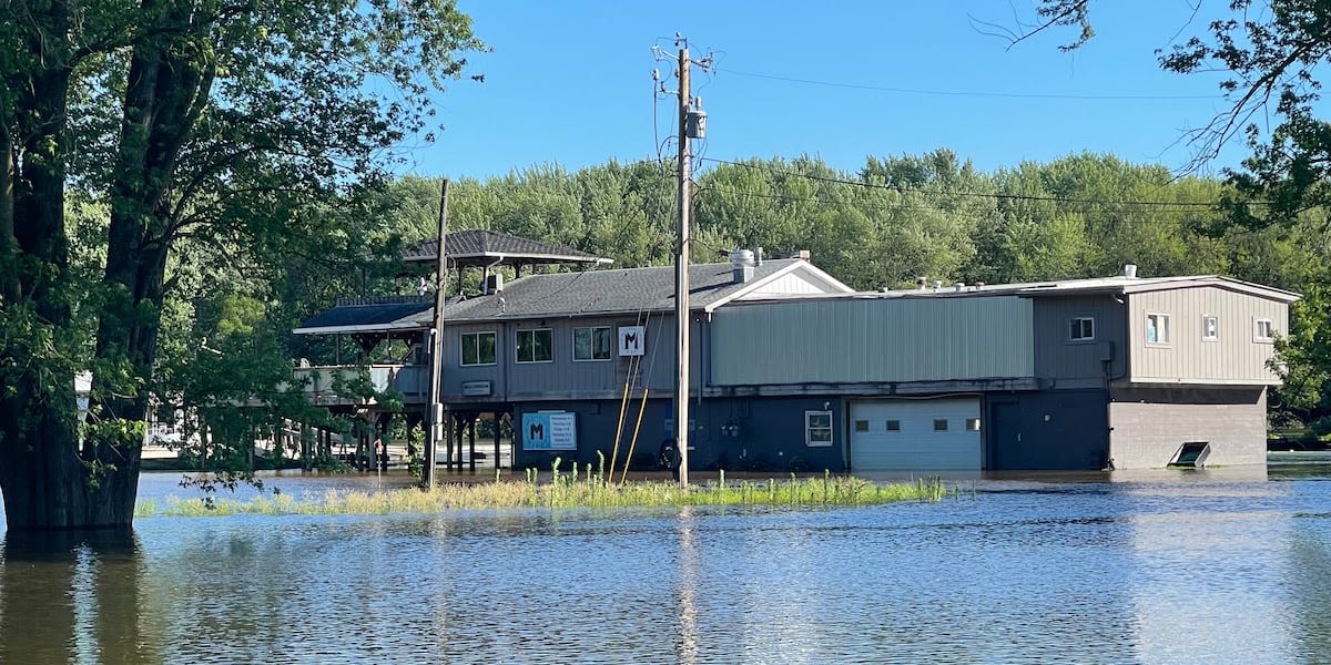 East Dubuque bar, marina takes on water ahead of Mississippi River’s crest