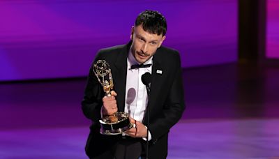 Richard Gadd Talks “Greatest Gift” (& Some Solid Advice) From Parents As He Accepts Emmy For ‘Baby Reindeer’ Performance