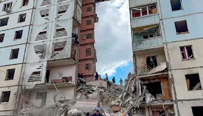Un edificio de apartamentos se derrumba en una ciudad fronteriza rusa tras fuertes ataques