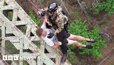Boy survives 400ft canyon fall in Washington state