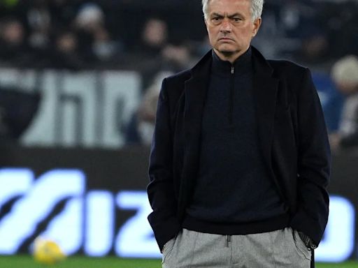 José Mourinho podría definir el futuro de Santiago Giménez