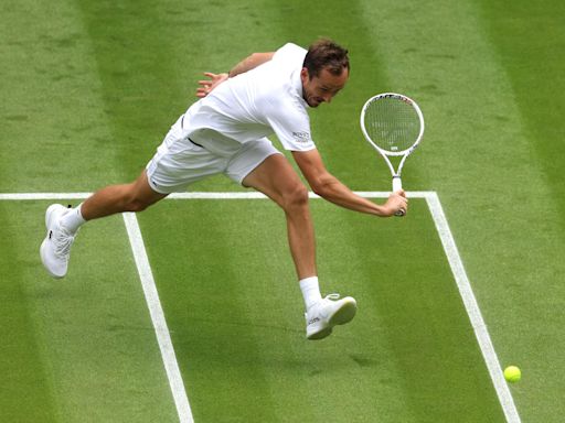 Daniil Medvedev follows Carlos Alcaraz into Wimbledon R2