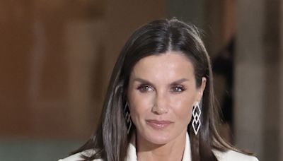 La reina Letizia repite con su complemento del momento: Unas zapatillas deportivas