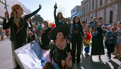 Marche des fiertés LGBT+: plus de 100.000 participants à Mexico, une ministre limogée au Costa Rica