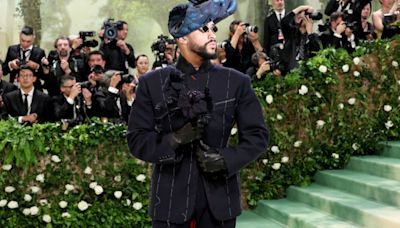 Empiezan a llegar los copresidentes de la Met Gala: Bad Bunny deslumbra con un traje negro