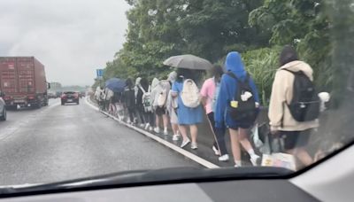 校車故障？國道驚見30多名學生淋雨走路！ 警方回應了