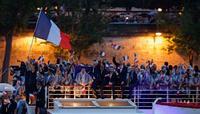 EN DIRECT - La nuit est tombée sur la cérémonie d’ouverture de Paris 2024 et c’est encore plus beau