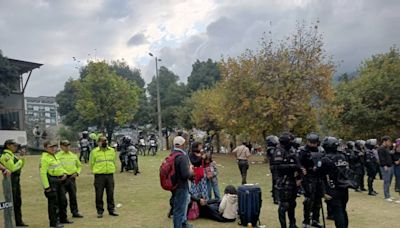 Policías desalojaron a personas que festejaban el Inti Raymi en el parque El Arbolito