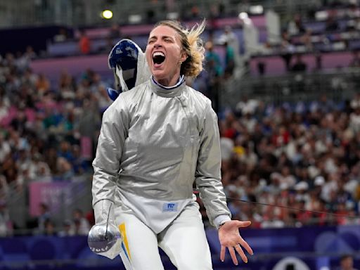 烏克蘭「民族劍客」卡蘭女子擊劍銅牌戰獲勝！首面獎牌落袋激動跪地