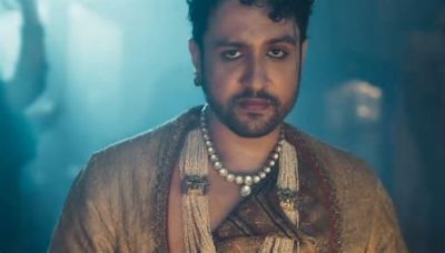 Adhyayan Suman embraces debauchery as Nawab Zoravar in 'Heeramandi' promo