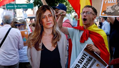 Decenas de personas acuden a Plaza de Castilla para protestar contra Begoña Gómez - ELMUNDOTV