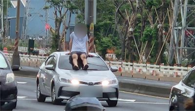 男隨機跳上轎車引擎蓋 坐擋風玻璃溜下來