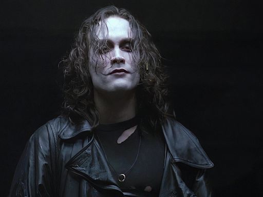 The Crow Review: Brandon Lee Is Absolutely Unforgettable In The Premier Cult Classic Of The 90s