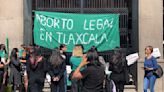 Mujeres protestan en Congreso de Tlaxcala por tema de aborto