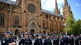 Australia celebra un funeral por el cardenal Pell en medio de protestas LGTBI