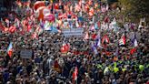 La policía de París lanza gases lacrimógenos a marcha contra reforma de las pensiones