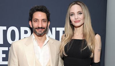 Juan Minujín compartió nuevas fotos inéditas junto a Angelina Jolie y Salma Hayek