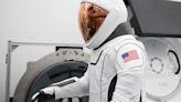 SpaceX presentó el nuevo traje para su próxima misión, la exploración de Marte