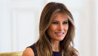 La tuta elegante di Melania Trump per le cerimonie della moda Primavera 2024