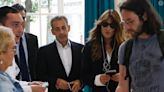 Carla Bruni Sarkozy, crinière au naturel et soudée avec Nicolas Sarkozy après avoir brillé en solo