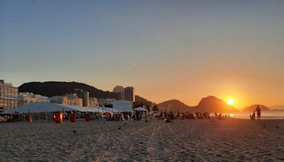 Após show de Madonna, praia de Copacabana amanhece limpa e tem ‘caçadores’ de objetos perdidos