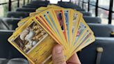 ¡Héroe! Conductor de autobús escolar regala tarjetas de Pokémon a estudiantes