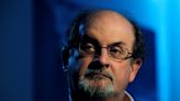 Familia de Salman Rushdie dice que su “sentido del humor desafiante permanece intacto” tras apuñalamiento