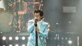 Harry Styles interrompe show para falar com professora do maternal na plateia