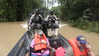 Rescatan a cientos de personas de inundaciones en Texas entre avisos de más lluvias