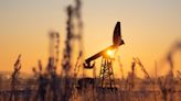 Opep+ fecha acordo para estender até 2025 corte gradual na produção de petróleo para tentar segurar preço