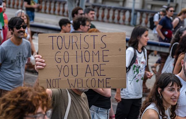 Barcelona Locals Sprayed Travelers With Water Guns in an Anti-Tourism Protest