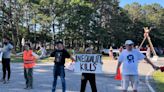 Manifestantes climáticos bloquean el aeropuerto y las carreteras en las opulentas localidades de los Hamptons