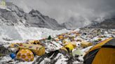 Ejército de Nepal recoge 11 toneladas de basura y recupera cuatro cadáveres en campaña de limpieza del Everest - La Tercera