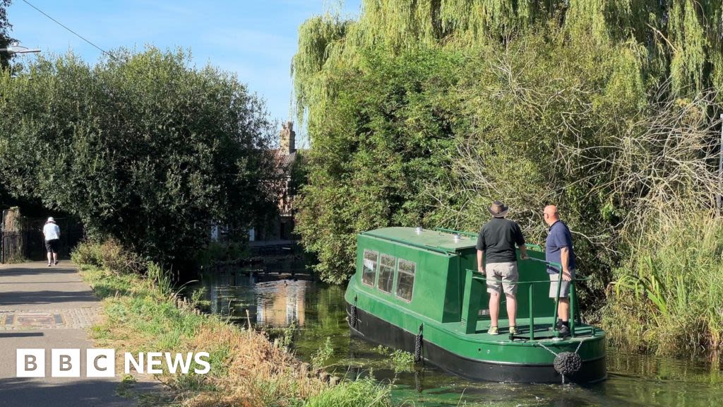 Sleaford: Narrowboat lowered into river for 2025 trips