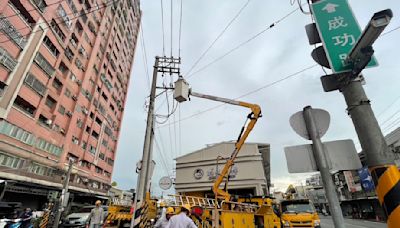 快訊/高雄岡山驚傳「電線桿爆炸」！午後雷雨釀518戶停電 台電回應了