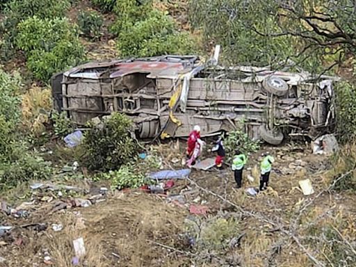 Bus se vuelca y cae a un abismo en Perú: hay al menos 23 muertos - La Tercera