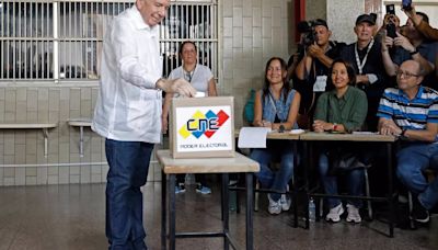 Edmundo González hace escala en las Azores en su viaje hacia España