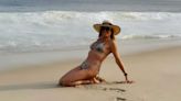 De férias no Rio, Helô Pinheiro posa de biquíni na praia de Ipanema que a consagrou