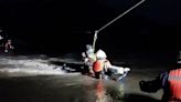 Captan dramático rescate de una familia por desborde del Río Mapocho - La Tercera