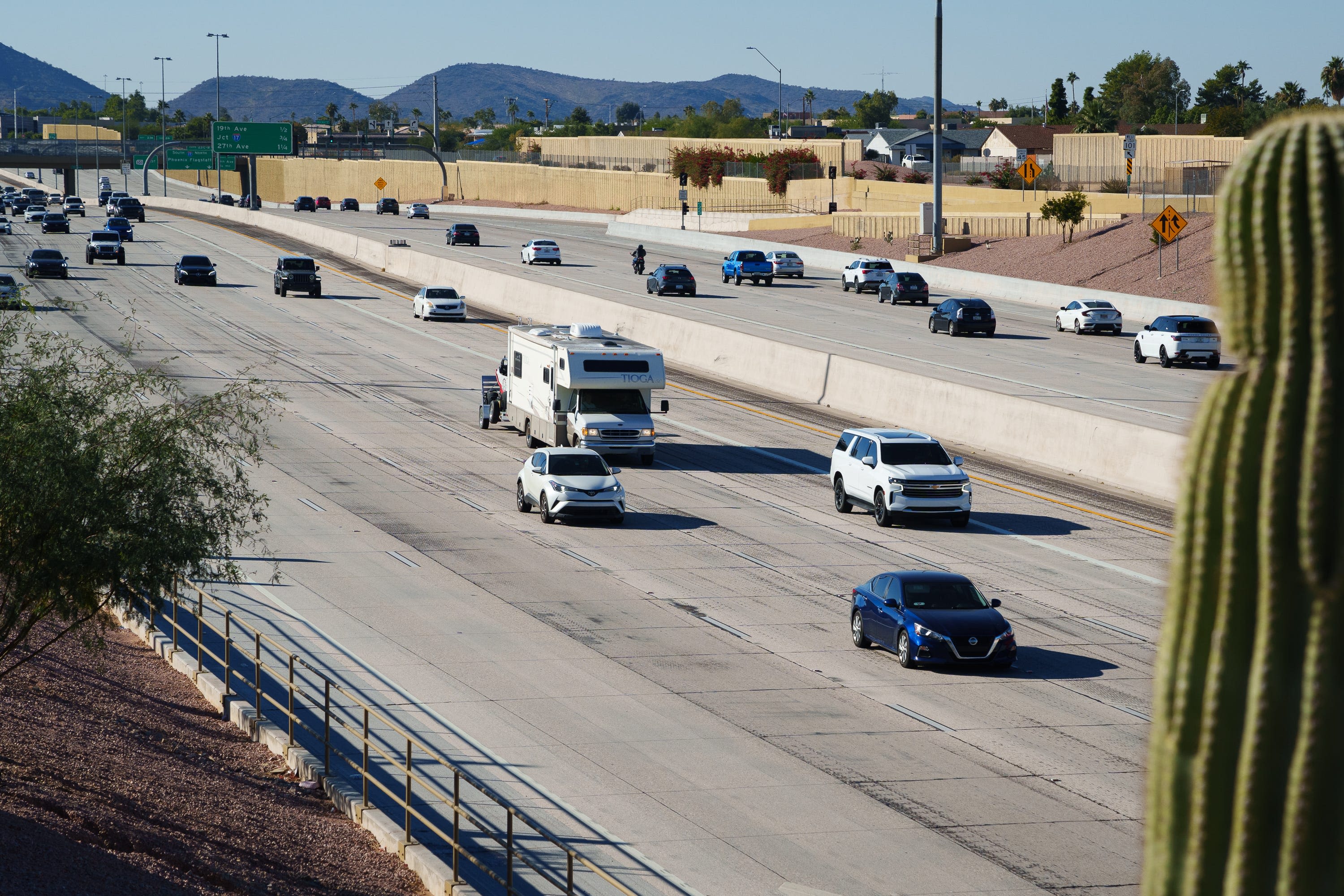 Metro Phoenix drivers can expect weekend freeway closures on Loop 101, SR 143 and I-17