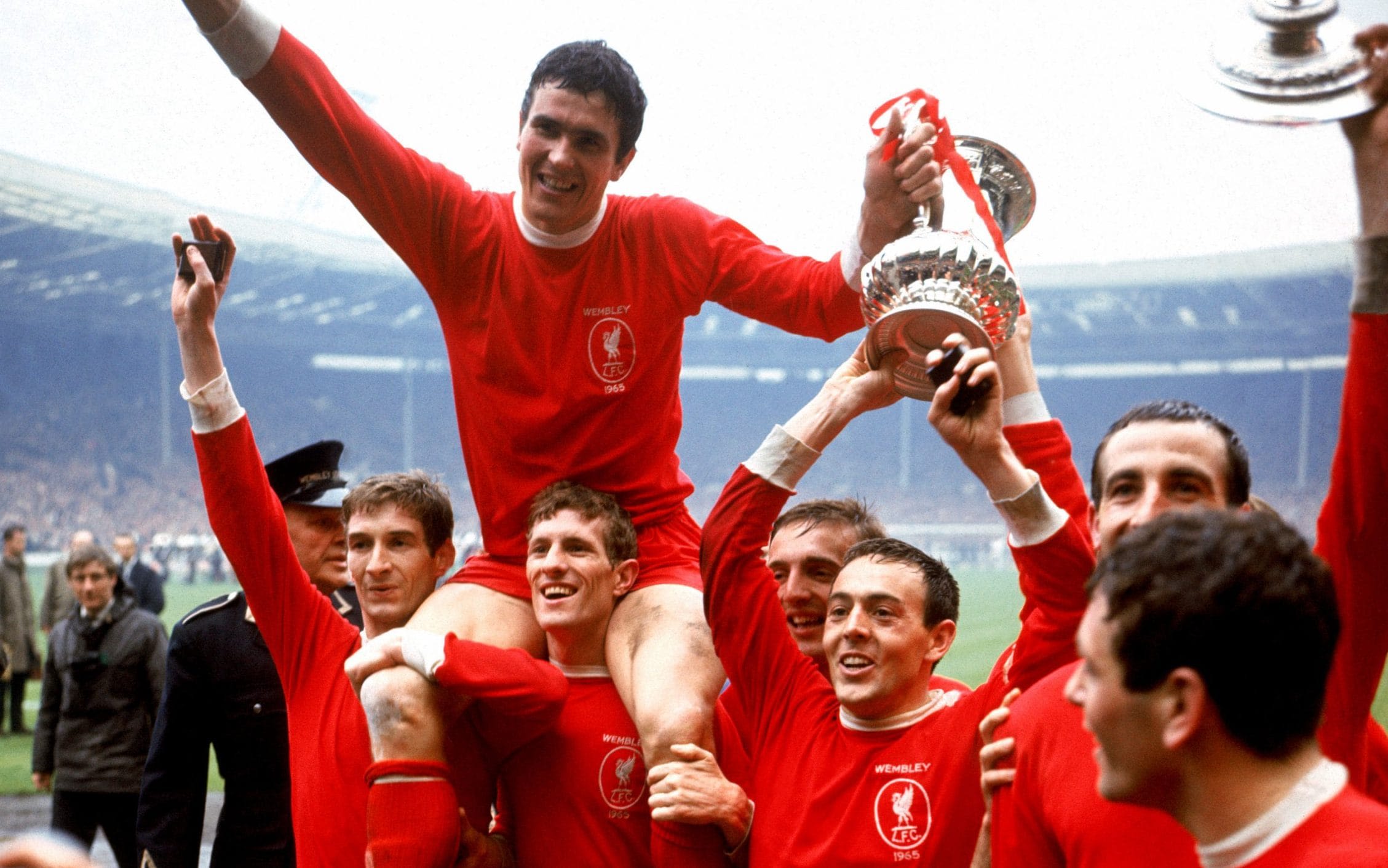 Ron Yeats, Scots footballer who led Liverpool to 1960s glory as Bill Shankly’s ‘colossus’ – obituary