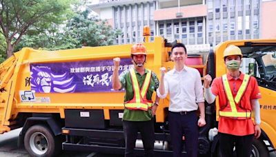 攻城獅球星宣導隨手做環保 竹北垃圾車掛布條獻「聲」
