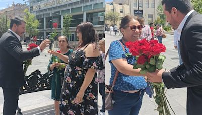 Brindó Felipe González flores a las madres en el 10 de mayo