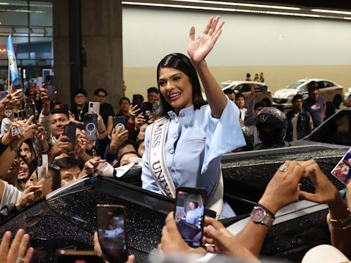 La Miss Universo nicaragüense Sheynnis Palacios llega a Guatemala aclamada por sus paisanos