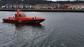 Gran susto en la ría del Nalón: el patrón de un barco salva la vida nadando hasta la orilla tras chocar con un tronco