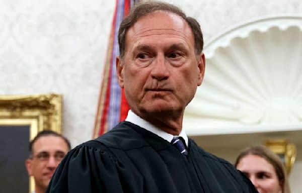 Democratic senators request meeting with Chief Justice Roberts over flags flown at Alito's homes