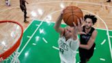 La vuelta de Porziņģis y una gran defensa dan a los Celtics el primer partido de la final de la NBA